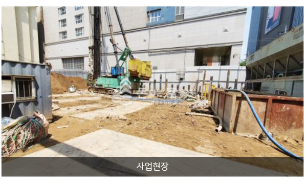 '좋은사람 좋은집' 신축 공사 현장. 크레인 바로 뒤로 아파트가 자리하고 있다.  자료=좋은사람 좋은집 홈페이지 캡처