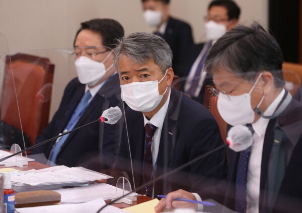 이인호 한국무역보험공사 사장이 18일 오전 서울 여의도 국회에서 열린 산업통상자원중소벤처기업위원회의 대한무역투자진흥공사·한국산업단지공단·한국산업기술평가관리원 등에 대한 국정감사에서 의원들의 질의에 답변하고 있다. 사진=국회사진기자단