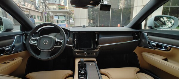 스칸디나비안 디자인 콘셉트의 인테리어가 돋보이는 ‘볼보 V90 B5’. 사진=이범석 기자