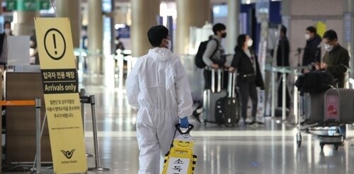 정부가&nbsp;최근 코로나19의 새로운 변이인 ‘오미크론’의 글로벌 유행과 국내 확진자 급증 등을 고려해&nbsp;공항 시설사용료 등의 감면 조치를 내년 6월까지 연장한다. (사진=연합뉴스)