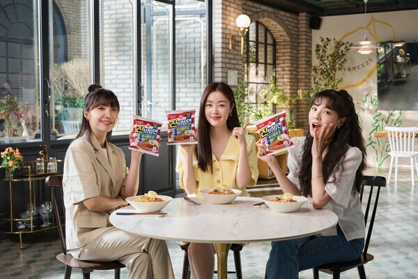 '진비빔면 배사매무초'와 '술꾼도시여자들' (왼쪽부터)정은지, 한선화, 이선빈. 사진=오뚜기