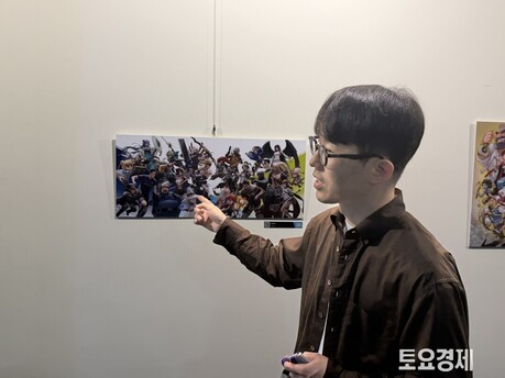 [포토짤뉴스] NDC 게임아트 전시 관람하는 강대현 넥슨코리아 공동대표