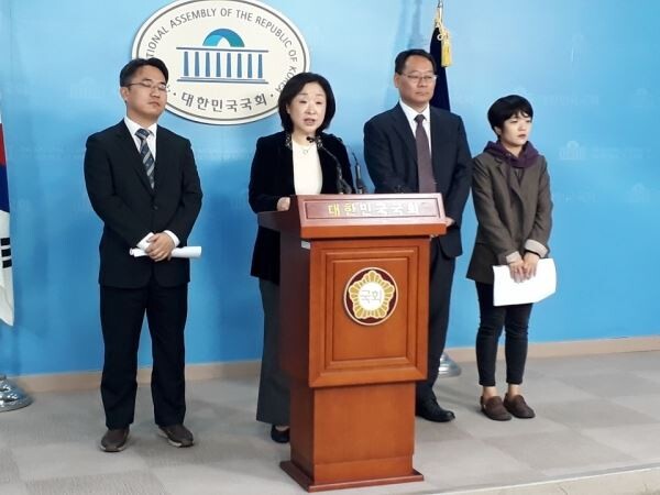 심상정 정의당 의원이 15일 오전 서울 여의도 국회 정론관에서 삼성바이오로직스 증권선물위원회 결정 관련 기자회견을 갖고 발언하고 있다.[사진 : 문혜원 기자]