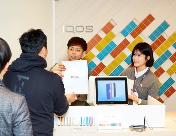 ▲아이코스 매장에서 신제품을 판매하고 있는 모습. [사진=한국필립모리스]