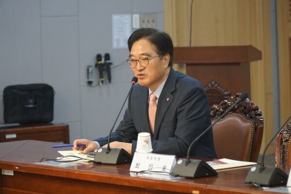 ▲우원식 더불어민주당 의원이 16일 열린 대형유통매장 정기휴점제도 입법화 모색을 위한 토론회에서 발언하는 모습. [사진=우원식 의원실]