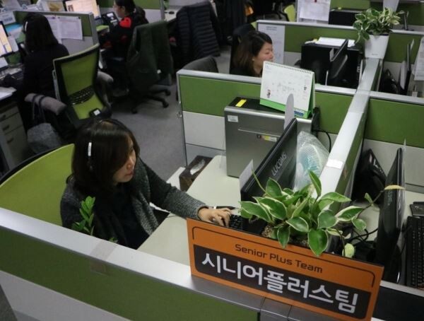 ▲공영쇼핑 시니어 전용 고객센터 ‘시니어플러스팀’ 상담원이 고객 질문에 응대하고 있다. [사진=공영쇼핑]