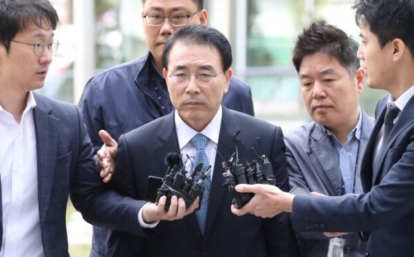 신한은행 신입사원 부정채용 의혹을 받고 있는 조용병 신한금융지주 회장이 19일 오후 서울 송파구 서울동부지법에서 열린 첫 재판에서 전면혐의를 부인했다.[사진 : 연합뉴스 제공]