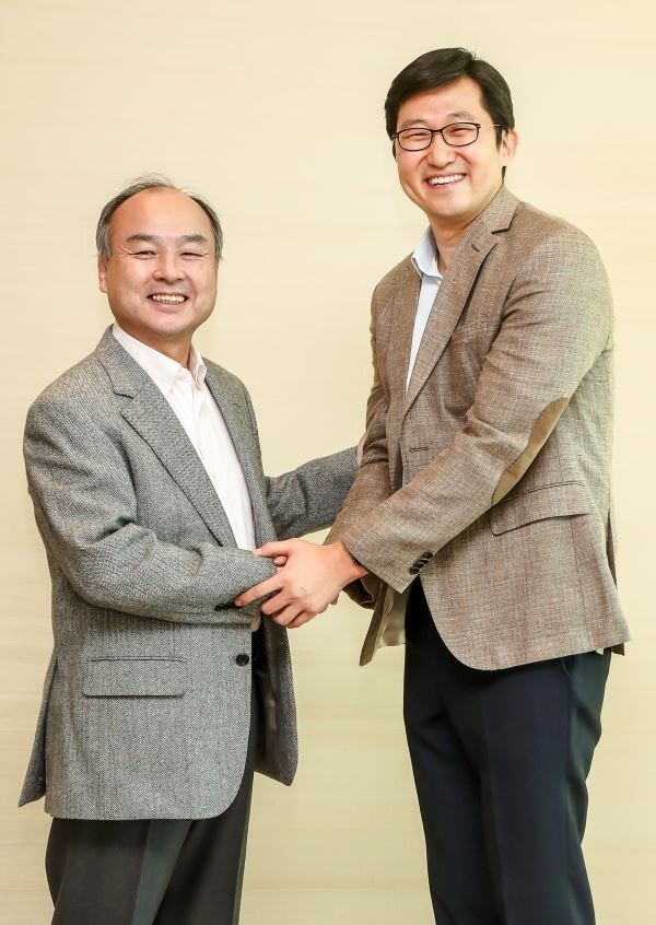 ▲김범석 쿠팡 대표(사진 오른쪽)와 손정의 소프트뱅크 그룹 회장 겸 CEO가 이번 투자 결정 이후 도쿄에 위치한 소프트뱅크 그룹 본사에서 기념 촬영을 진행했다. [사진=쿠팡]