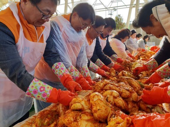 광주전남신협 두손모아봉사단이 11월 23일 목포 국제축구센터에서 열린‘신협 온(溫)세상 나눔’행사에서 사랑의 김장김치 봉사활동을 펼치고 있다.