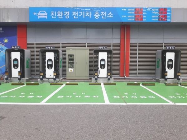 ▲전기차 친환경 충전소. [사진=롯데마트]