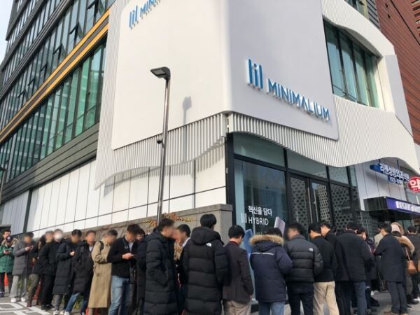 ▲릴 하이브리드 판매 첫날인 28일 ‘릴 미니멀리움’ 강남점 앞에서 고객들이 대기하고 있다. [사진=KT&G]