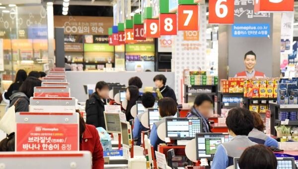 ▲홈플러스 직원들이 서울 등촌동 홈플러스 강서점 계산대에서 고객들을 응대하고 있다. [사진=홈플러스]