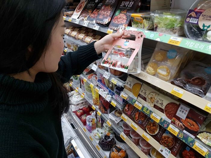 ▲편의점에서 미니케이크를 고르고 있는 모습. [사진=GS리테일]