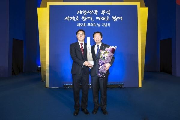 ▲‘제55회 무역의 날’ 기념식에서 이우진 GC녹십자 해외사업본부장(오른쪽)이 ‘2억불 수출의 탑’을 수상한 후 기념사진을 찍고 있다. [사진=GC녹십자]