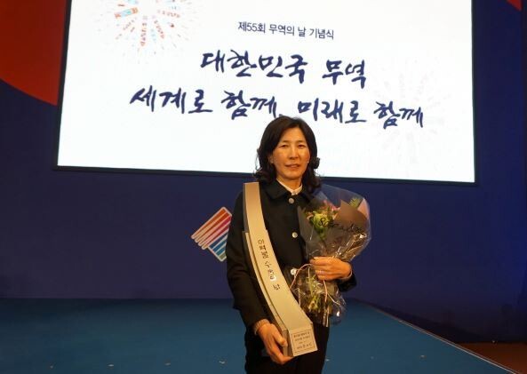 지난 7일 열린 ‘제55회 무역의 날’ 행사에서 식품업계 최초 ‘2억불 수출의 탑’을 수상한 김정수 삼양식품 대표 [사진제공 = 삼양식품]