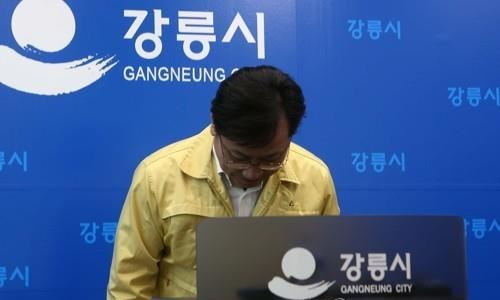 지난 8일 서울행 KTX 열차가 강원 강릉시 운산동에서 탈선한 사고와 관련해 오영식 코레일 사장이 강릉시청에서 긴급브리핑을 마치고 인사하고 있다. [사진=연합뉴스]