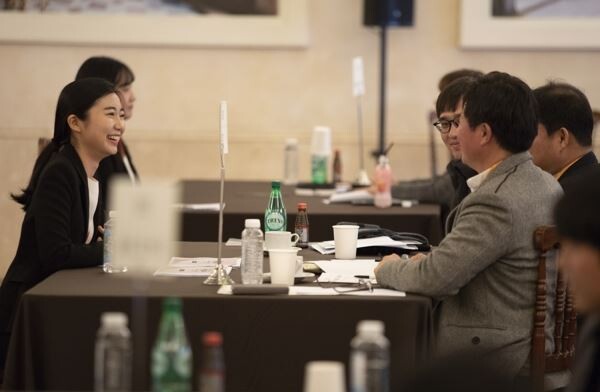 ▲지난 11일 서울 강남구 더라움 갤러리홀에서 개최된 '2018 롯데홈쇼핑 잡 페스티벌'에서 롯데홈쇼핑 파트너사와 경력단절 여성 구직자가 1대 1 맞춤형 채용 상담을 진행하고 있다. [사진=롯데홈쇼핑]