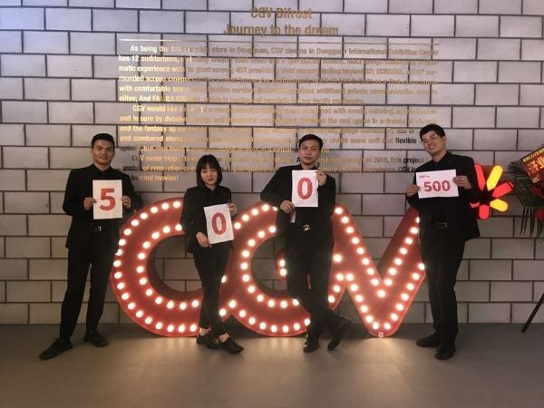 ▲CGV동관궈마오에서 통합500점 돌파를 축하하고 있다.[사진=CJ CGV]