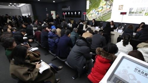 아파트 견본주택에서 청약 예정자들이 상담을 기다리고 있다.[사진=연합뉴스]