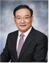 권 대 중 교수명지대학교 창의융합학부 학부장명지대학교 부동산대학원 주임교수(사)대한부동산학회 이사장(사)국가미래연구원 연구위원중앙지적위원회 위원공인중개사 중앙정책심의위원회 위원한국토지주택공산 경영투자심의위원주택도시보증공사 도시재생심의위원한국산업단지공단 경영자문위원한국공인중개사협회 고문경기도시공사, 인천서구, 고양시 등분양가심의위원회 위원장