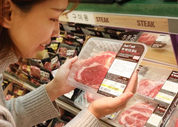 ▲이마트에서 웻에이징(Wet Aging)' 한우 등심을 살펴보는 모습. [사진=이마트]