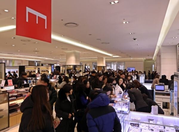 ▲롯데백화점 인천터미널점 오픈을 맞아 고객들이 방문한 모습. [사진=롯데백화점]