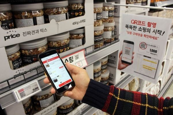 ▲롯데마트 금천점에서 QR코드를 스캔하는 모습.[사진=롯데마트]