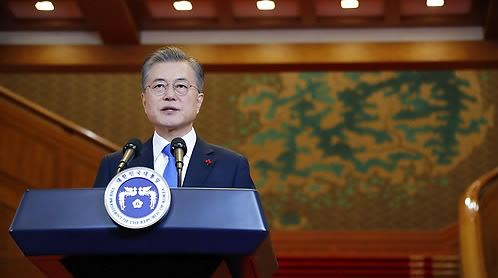 문재인 대통령이 10일 오전 청와대 본관에서 신년 기자회견을 앞두고 발표문을 낭독하고 있다.
