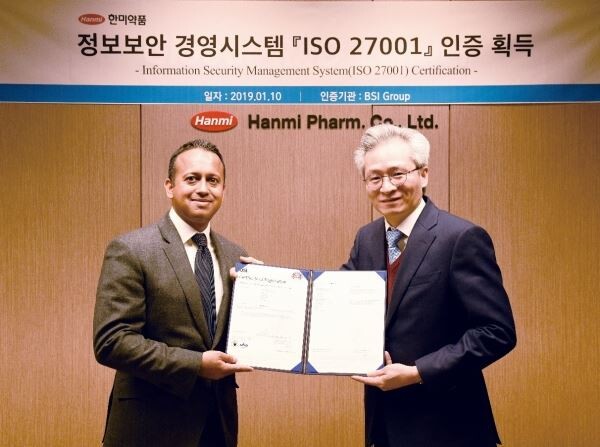 ▲한미약품 우종수 사장(오른쪽)과 닉 메타 주한 영국 부대사(왼쪽)가 10일 진행된 인증서 수여식 후 기념촬영을 하고 있다. [사진=한미약품]