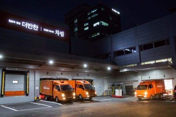 ▲더반찬 직배송 차량이 새벽배송 출발을 준비하는 모습. [사진=동원홈푸드]