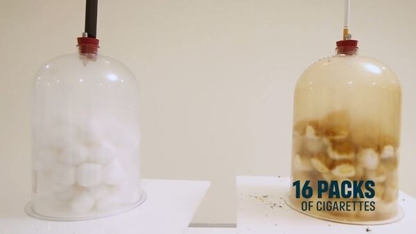 ▲ 영국 공중보건국(Public Health England)에서 전자담배(사진에서 왼쪽)와 일반담배의 효과를 비교실험하는 모습. [사진=영국국가보건서비스 금연(NHS Smokefree)의 유투브채널]