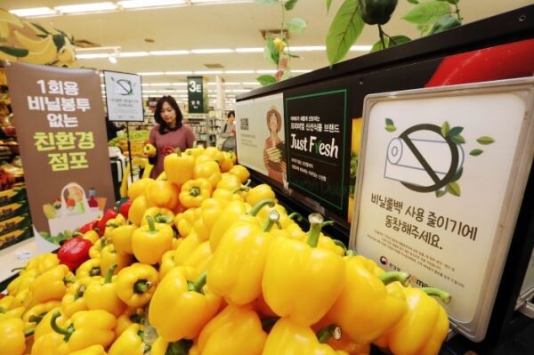 ▲이마트 성수점에서 비닐 롤백 감축 캠페인을 하는 모습. [사진=이마트]