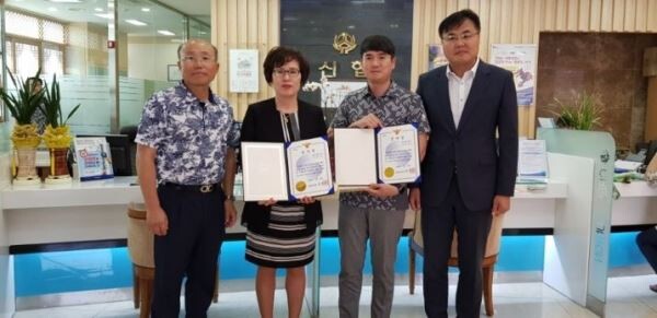 전북 김제경찰서 감사장 수여 사진. 왼쪽부터 김제신협 조재덕 이사장, 이애자 상무, 김민기 대리