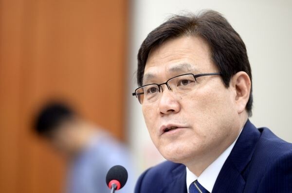 최종구 금융위원회 위원장은 21일, 경기 김포시 양촌읍의 비상장 중소기업인 아하정보통신을 방문해 금융위원회가 추진중인 자본시장 혁신 과제 세부 추진 방안을 발표했다.[사진 = 금융위원회]