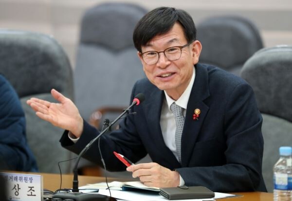 ▲23일 국회의원회관에서 열린 '전자상거래법 전부개정법률안 토론회'에 참석한 김상조 공정거래위원장이 축사하는 모습. [사진=연합]