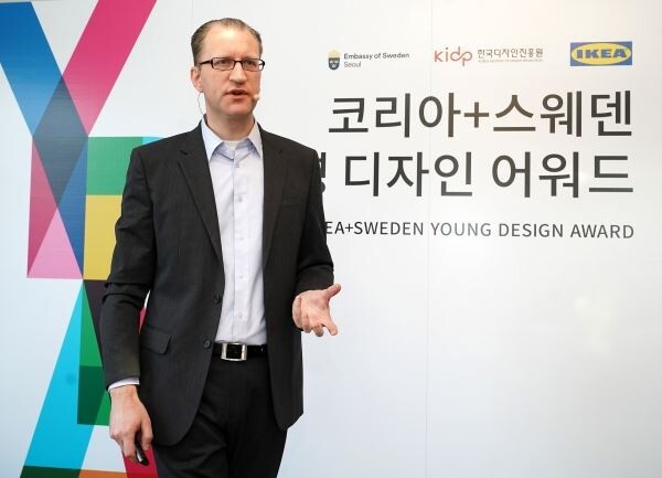 ▲12일 서울 성북동 주한스웨덴대사관저에서 열린 ‘코리아+스웨덴 영 디자인 어워드’ 간담회에서 프레드리크 요한손 이케아 코리아 부대표가 ‘코리아+스웨덴 영 디자인 어워드’에 대해 설명하고 있다.[사진=이케아코리아]