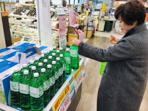 ▲고객이 GS수퍼마켓에서 을릉도 우산 고로쇠를 살펴보고 있다. [사진=GS리테일]