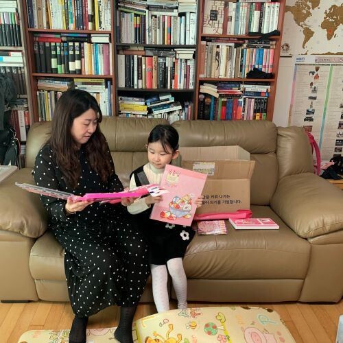 Sh수협은행은 지난 2일, 초·중·고교에 입학한 임직원 자녀 400명에게 은행장 명의의 축하카드와 Sh스쿨박스(진학 선물세트)를 전달했다. 사진은 Sh스쿨박스를 선물받은 Sh수협은행 직원 가족들이 즐거워하는 모습.
