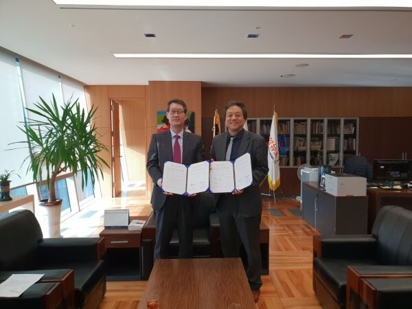 경기도일자리재단(대표이사 문진영, 위 사진 오른쪽)과 연합뉴스TV가 경기도 일자리 정책 홍보 협업을 위해 업무협약을 체결했다.