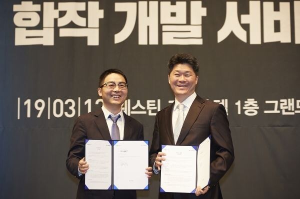 ▲(사진에서 왼쪽부터) 쉬즐가오 37게임즈 총재와 온페이스게임즈 문성재 대표가 협약서를 교환하고 기념사진을 촬영하고 있다. [사진=온페이스게임즈]