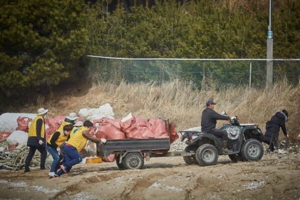 지난 16일 이동빈 수협은행장과 주요 부행장, 수협중앙회 어촌지원부, 본사 및 경인지역금융본부 소속 Sh사랑海봉사단 직원과 가족 약 150여명이 참여한 가운데 인천 무의도에서 해안정화활동을 펼쳤다.[사진=수협은행]