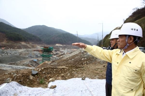 김인식 사장이 지난 15일 경남 산청군 방곡지구 현장을 점검하고 있다.[사진제공=농어촌공사]