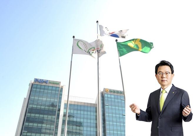 [사진 = NH농협금융지주와 김광수 회장]