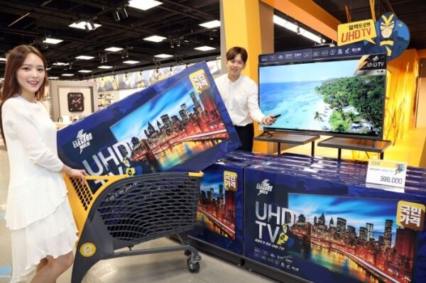 ▲3일 오전 일렉트로마트 영등포점에서 모델들이 30만원대 50인치 UHD TV '일렉트로맨 스마트 UHD TV'를 선보이고 있다. [사진=이마트]