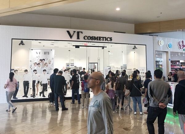 ▲지난 3월 미국 캘리포니아주 ‘산타 아니타 웨스트필드 몰(Santa Anita Westfield mall’에 오픈한 브이티 코스메틱 매장. [사진=브이티코스메틱]