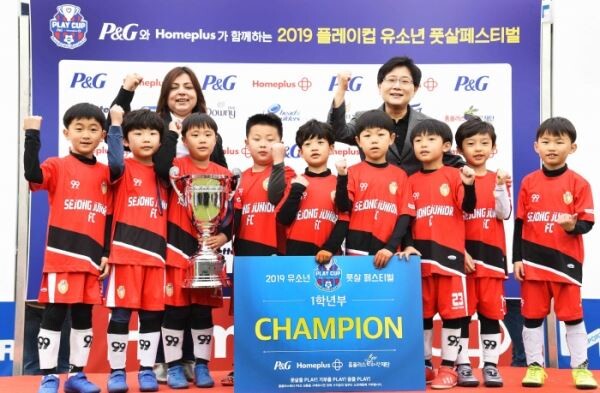 ▲6일 홈플러스 일산점에서 열린 유소년 풋살페스티벌에서 임일순 홈플러스 사장(사진 뒤쪽에서 오른쪽)과 한국P&G 발라카 니야지 대표가 기념사진을 촬영하고 있다. [사진=홈플러스]