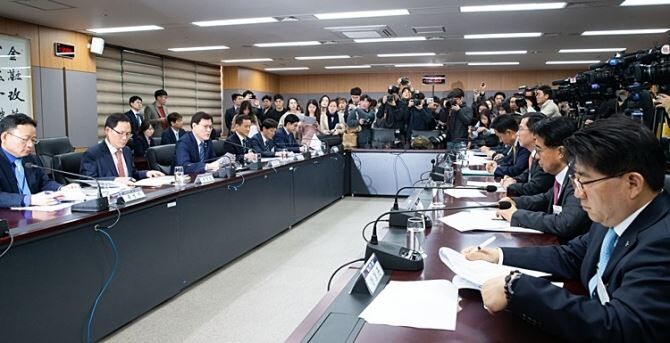 금융위원회는 9일 서울정부청사에서 8개 카드사 CEO들과 간담회를 열고, 지난해 11월 발표한 카드 수수료 개편안 후속조치로 '카드사 경쟁력 및 건전성 제고를 위한 방안'을 발표했다.[사진 = 금융위원회 ]