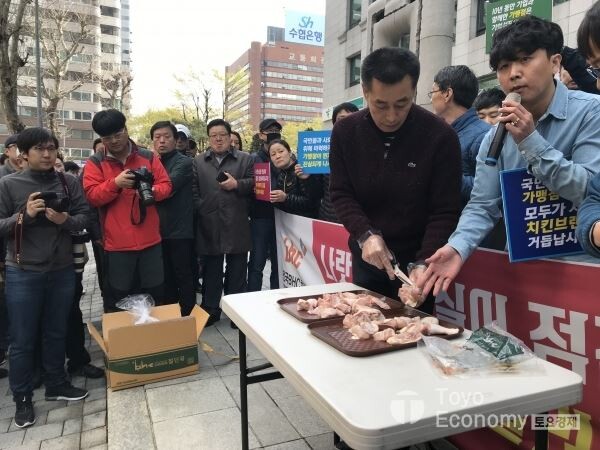 ▲BHC가맹점협의회는 11일 서울 신천동에 위치한 본사앞에서 점주 보복조치 등 본사의 가맹사업법 위반 행위 공정위 신고 기자회견을 가졌다. [사진=김자혜 기자]