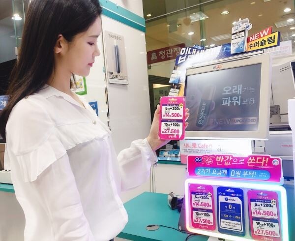 ▲GS25에서 통신요금제 상품을 고르고 있다.[사진=GS리테일]