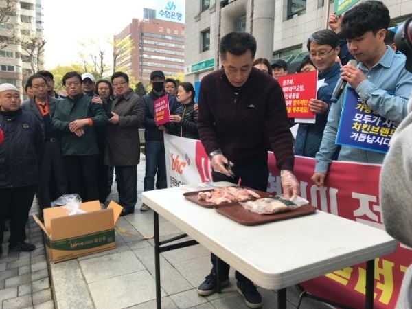 ▲새로운 bhc가맹점협의회 소속 가맹점주가 11일 전국BHC가맹점협의회 주최로 열린 기자회견에서 대립하고 있다. [사진=김자혜 기자]
